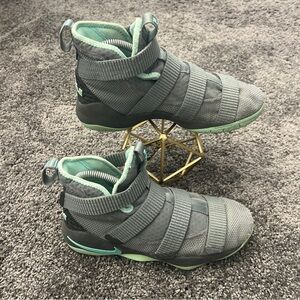 Nike LeBron Soldier 11 Shoes Youth Size 6.5Y GS Cool Grey Igloo 918369-003